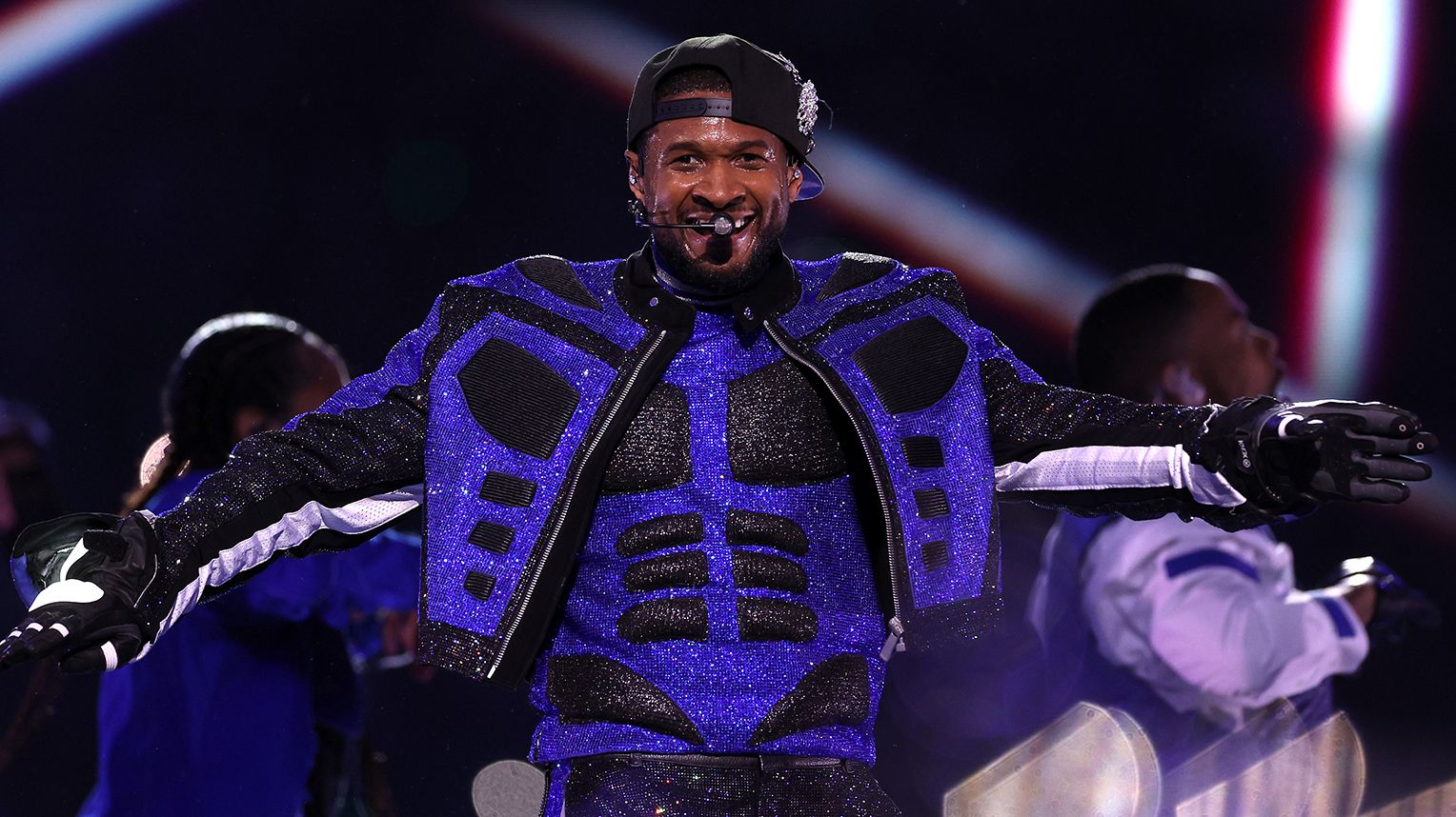 "What you wear matters": Usher illumina il Super Bowl con i suoi outfit.