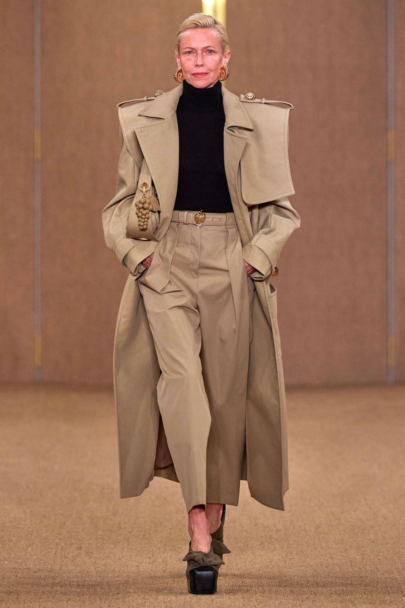Atmosfera da pique-nique alla sfilata Balmain autunno inverno 2024 25