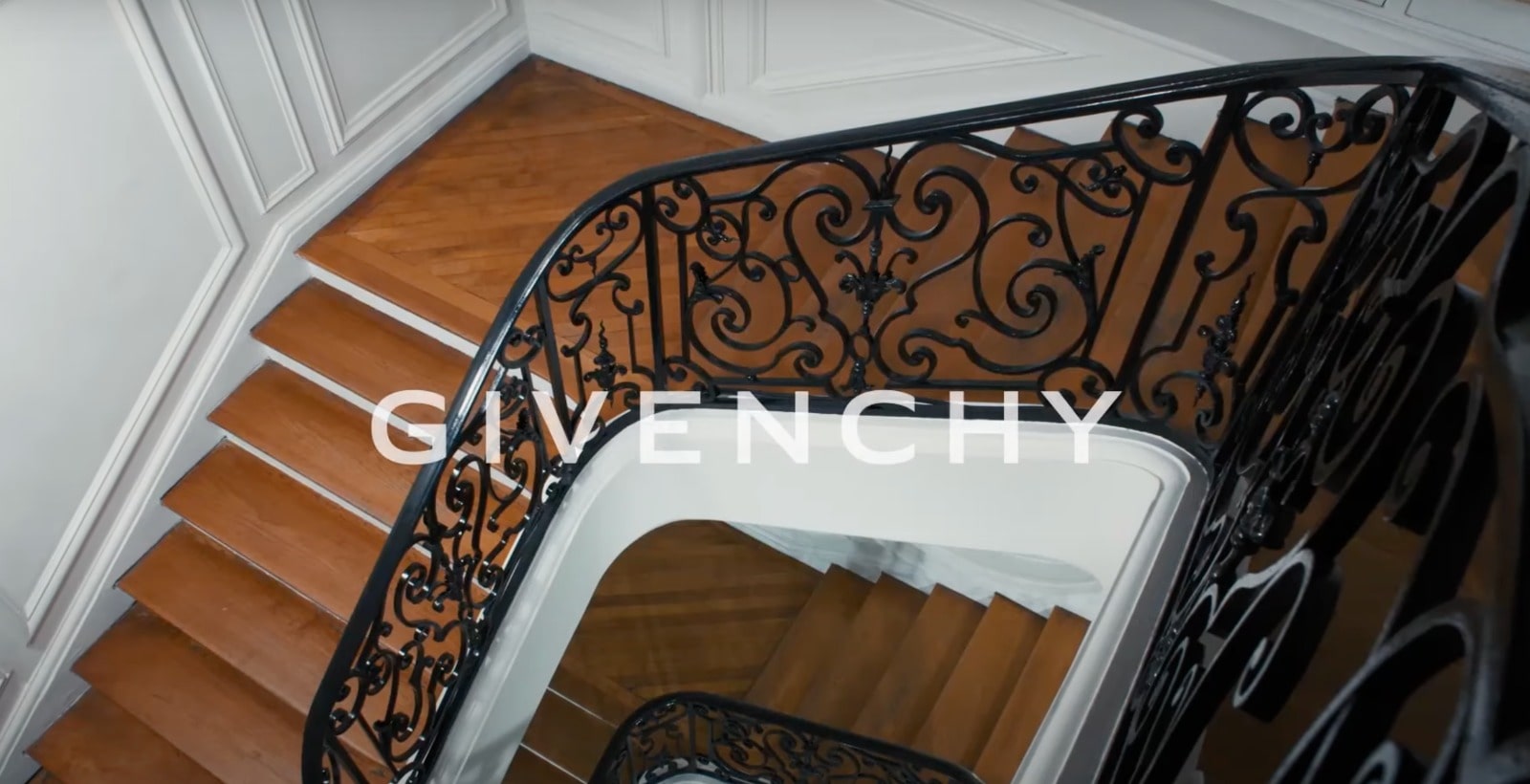 Il team creativo di Givenchy presenta la sua collezione Autunno Inverno 2024-2025