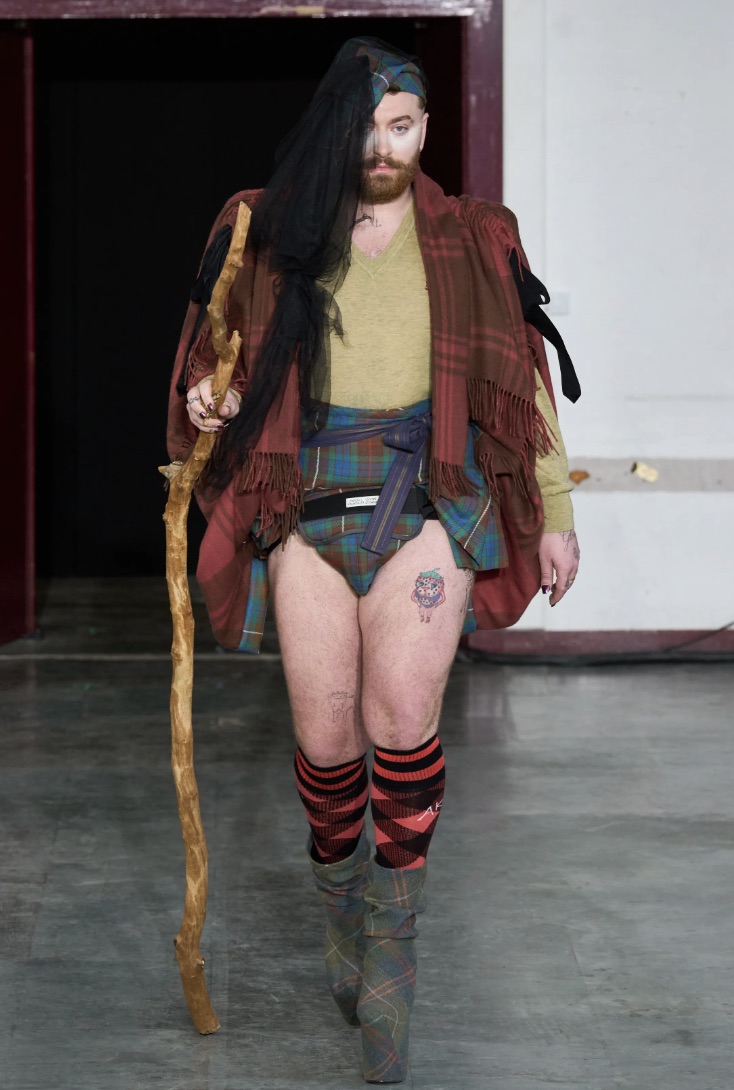Look in tartan della sfilata Andreas Kronthaler for Vivienne Westwood
