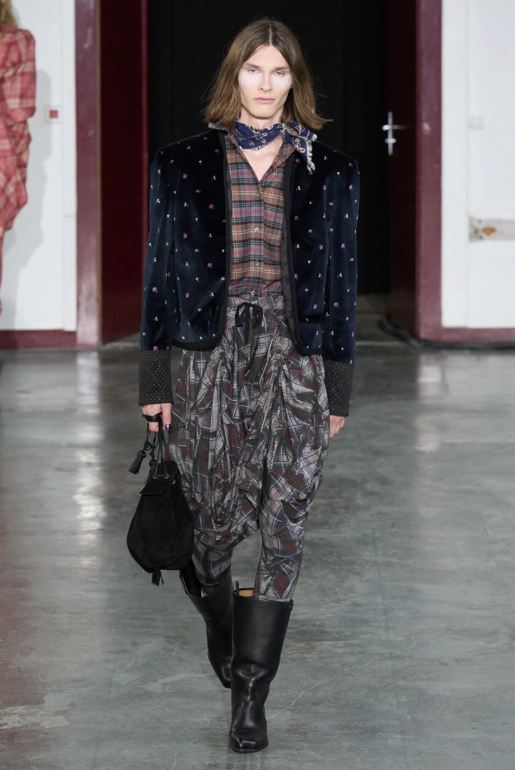 Kristen McMenamy in camicia bianca con spacchi chiude la sfilata