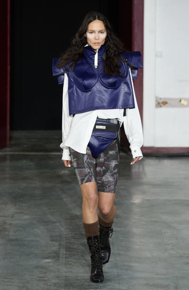 Abito ispirato al tardo Rinascimento sulla passerella Vivienne Westwood