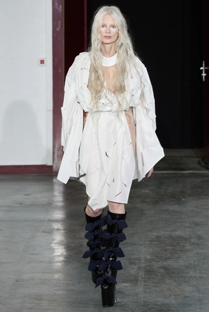 Look irriverente con layering alla sfilata Autunno Inverno 2024 2025