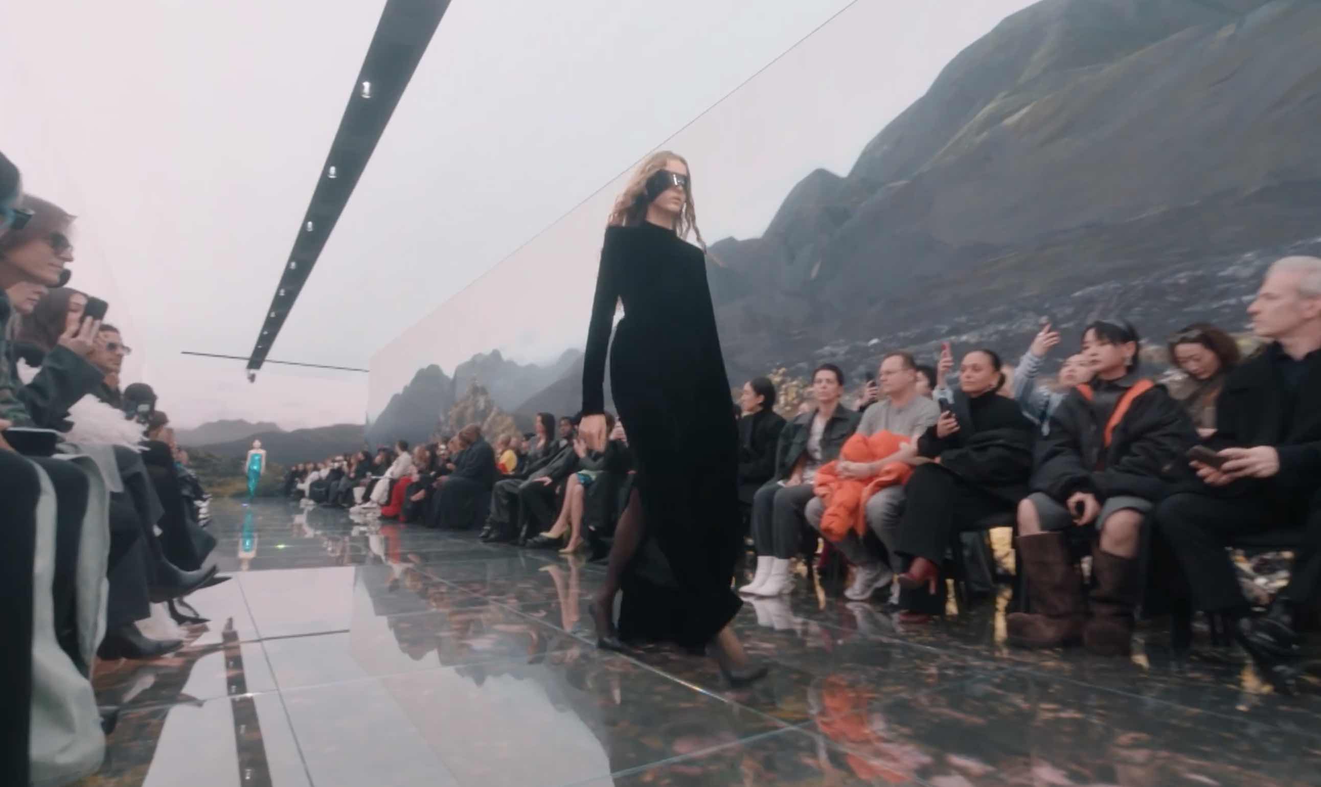 La sfilata di BALENCIAGA Autunno Inverno 2024 2025, la riflessione sul consumismo è quello di cui la nostra società necessitava