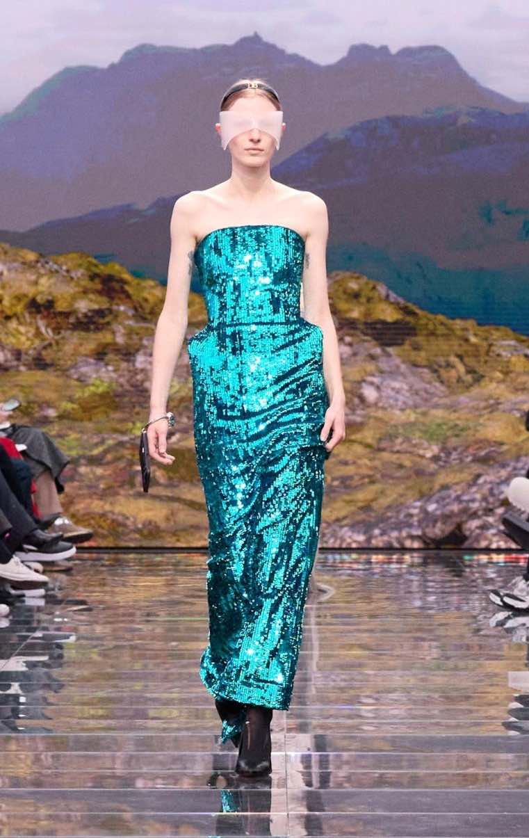 Abito midi creato da una borsa alla sfilata Balenciaga