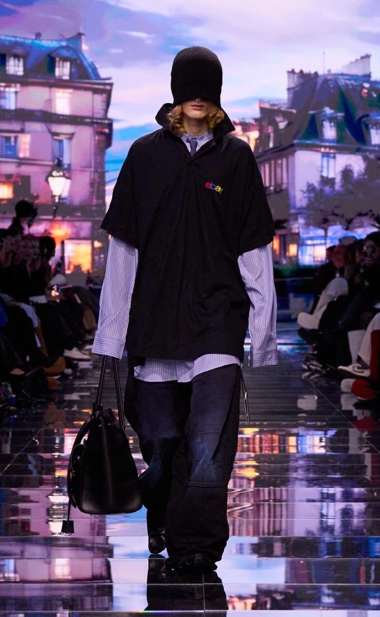 Abito nero avvolgente della collezione Balenciaga Autunno Inverno
