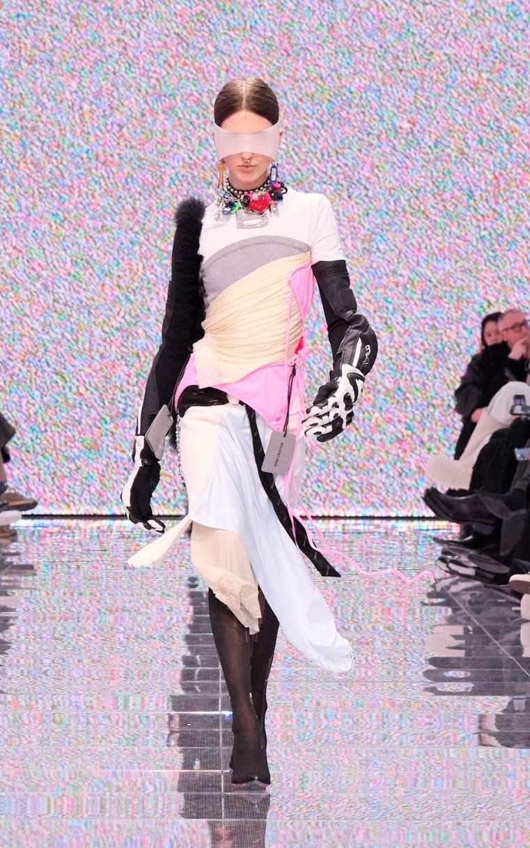 Dettaglio con nastro adesivo trasparente su un look Balenciaga
