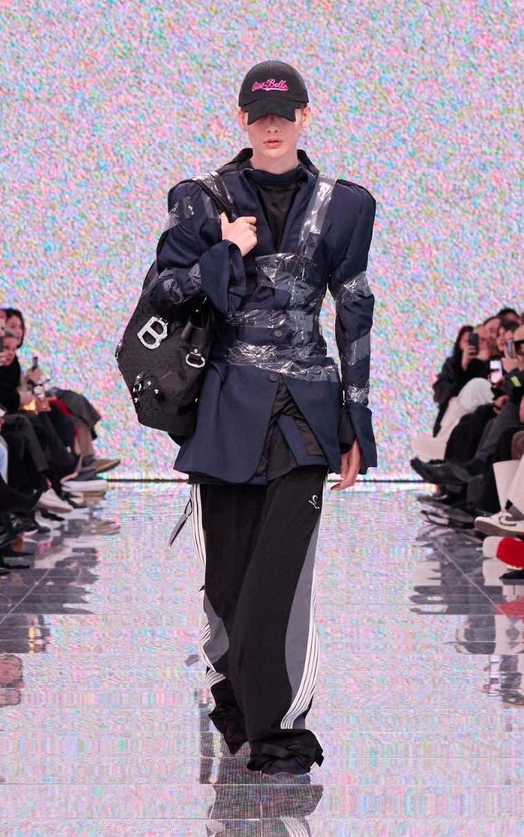 Passerella di Les Invalides coperta di schermi per Balenciaga