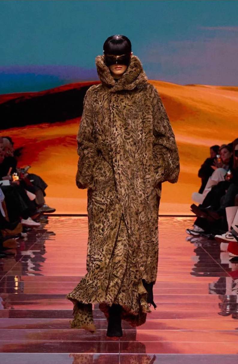 Look Balenciaga con etichette a vista sulla passerella parigina
