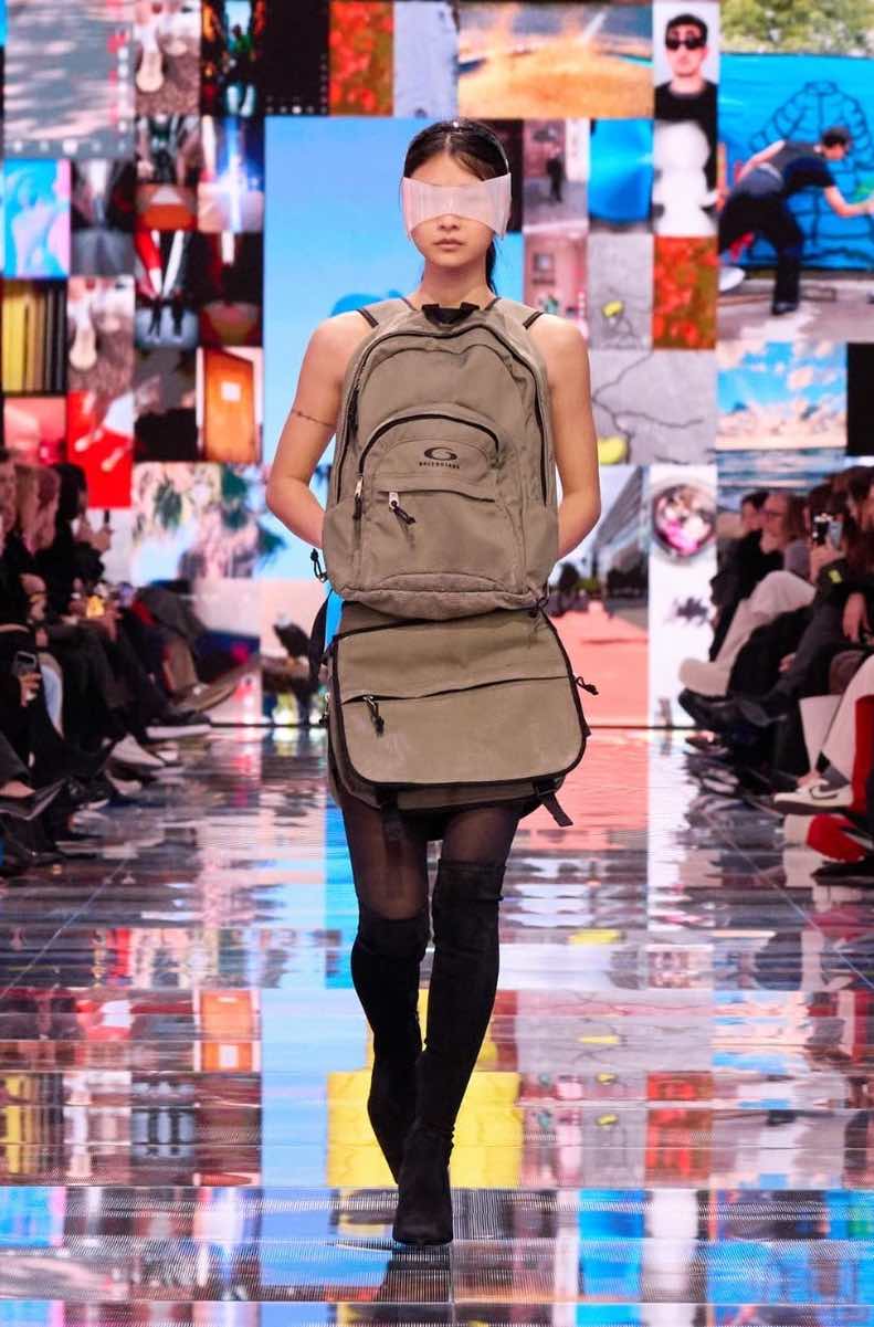 Trench trasformato in abito nella collezione Balenciaga AI 2024 2025