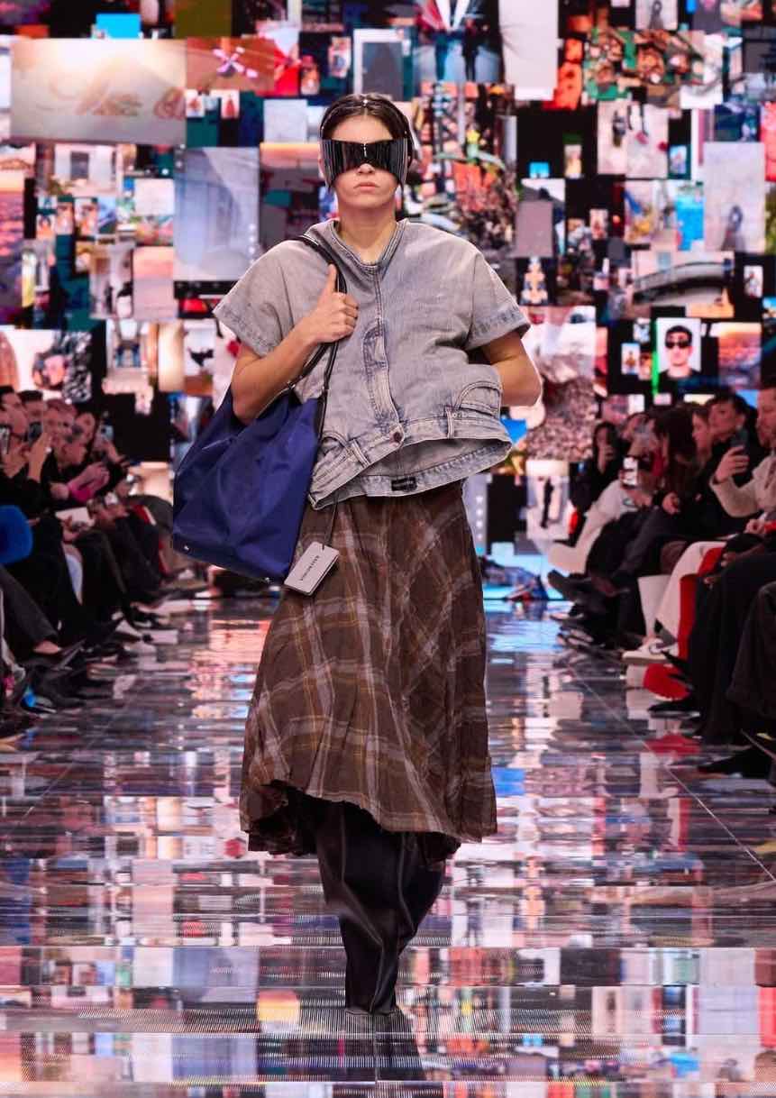 Abito da sera in paillettes che apre lo show Balenciaga