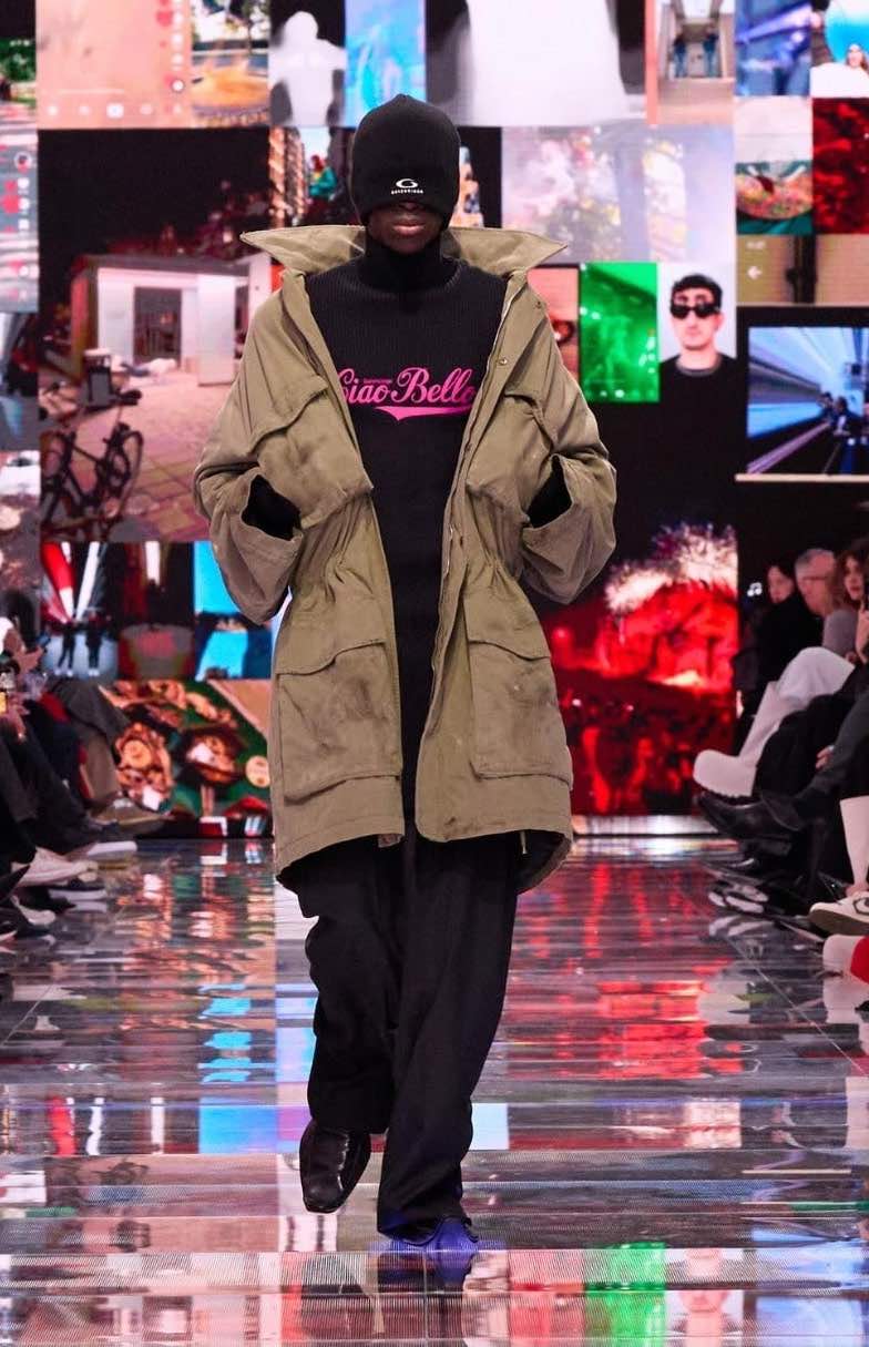 T-shirt Balenciaga con stampa ironica e accessori in plastica colorata