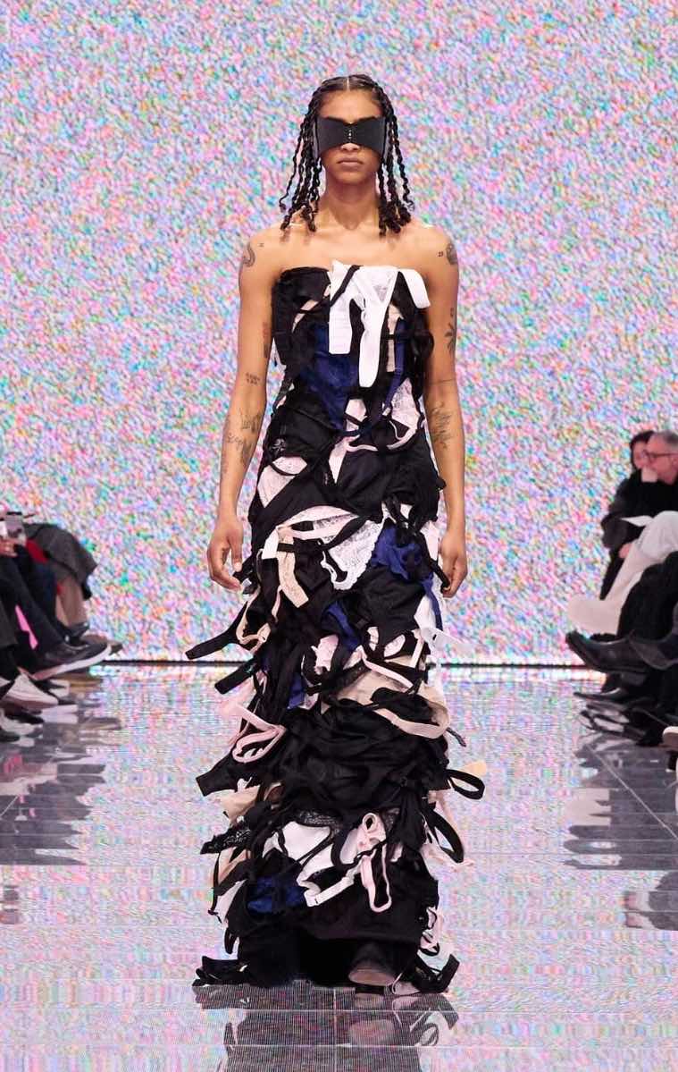 Silhouette stratificata della sfilata Balenciaga sul consumismo