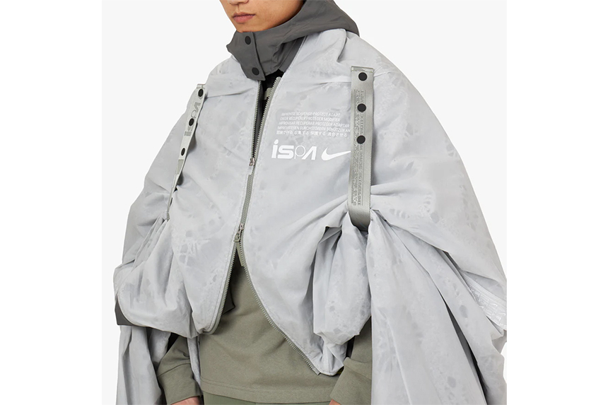 Nike ISPA Metamorph poncho worn, the jacket that transforms into a tent