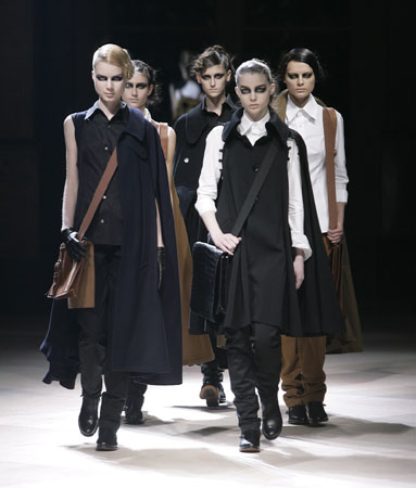 Silhouette nera oversize firmata Yohji Yamamoto in passerella