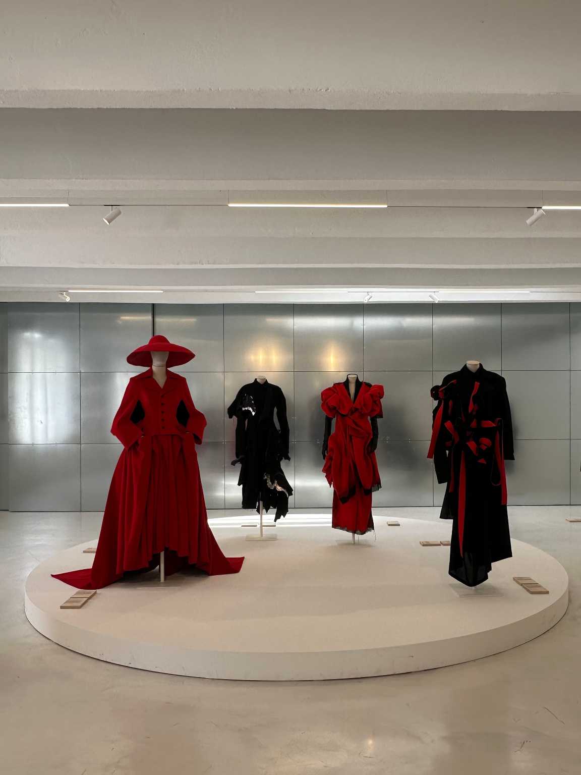 Allestimento della mostra Letter to the Future di Yohji Yamamoto