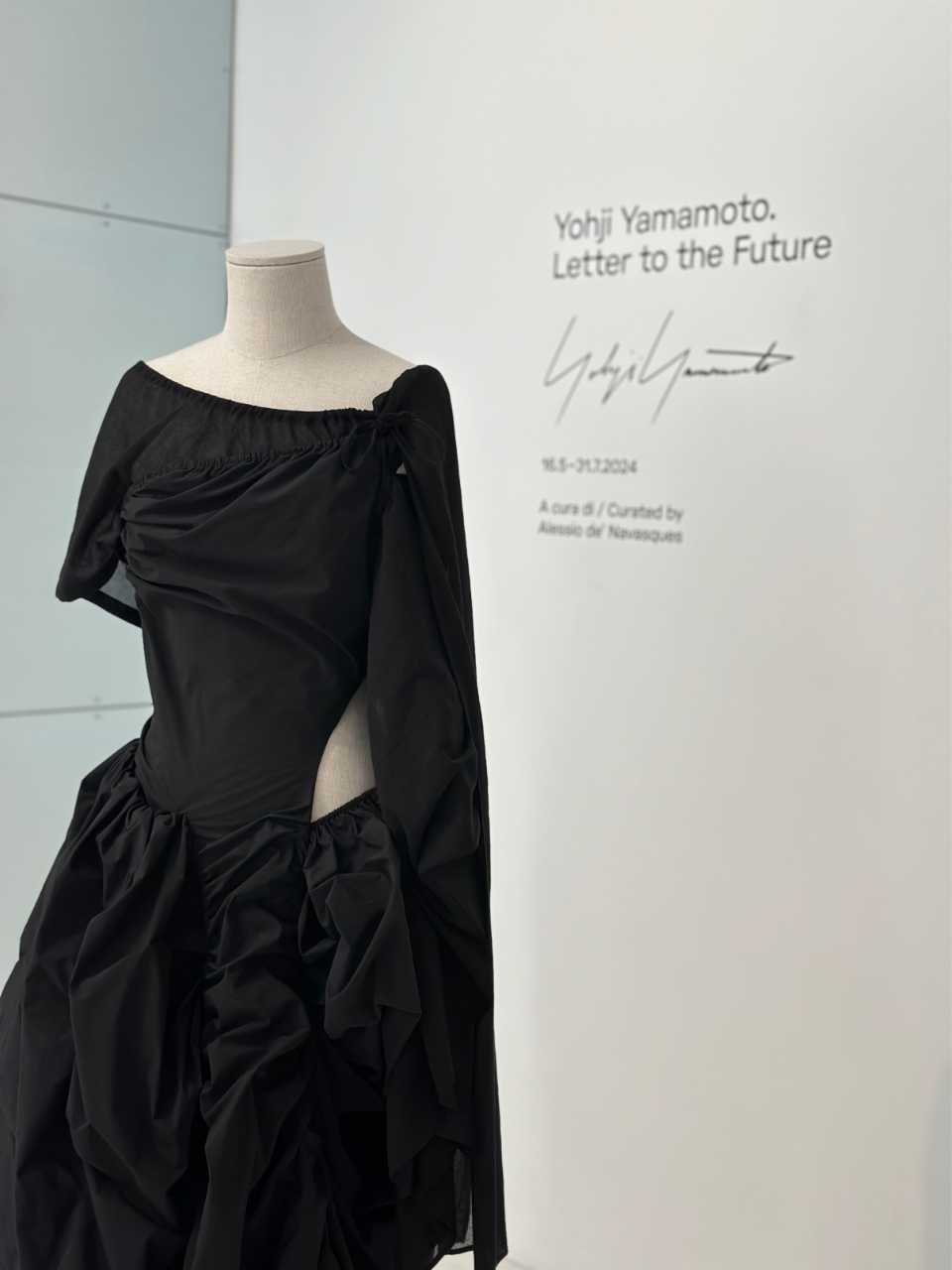 Capo d'archivio Yohji Yamamoto con lavorazione volutamente non finita