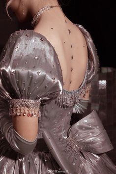 Structured royalcore silhouette with corset and puff sleeves