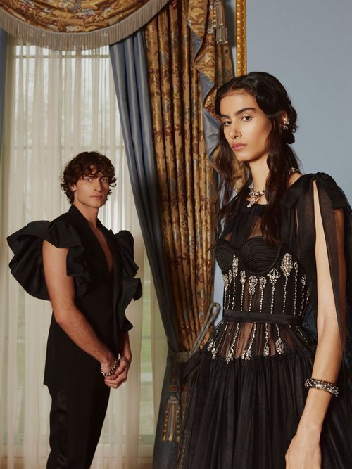 Modern regencycore look with embroidery, pearls and precious details
