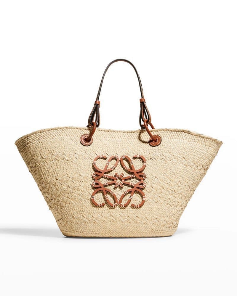 La celebre Basket Bag in paglia intrecciata, must have estivo