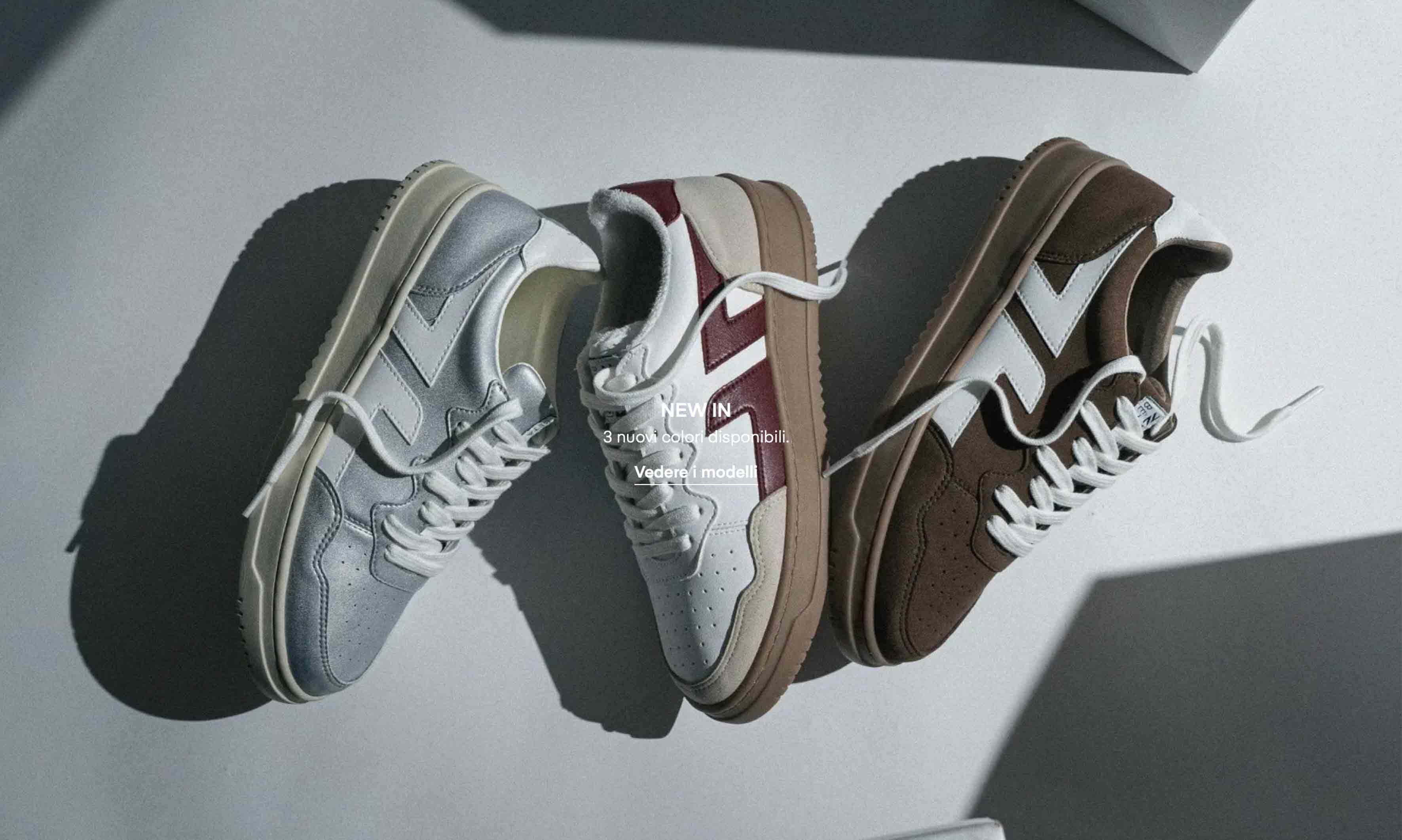 Sneakers in pelle naturale con cuciture artigianali a mano