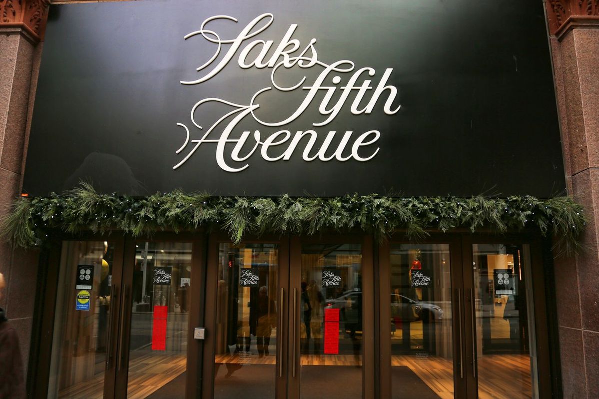 Vetrine di Saks Fifth Avenue a New York per la campagna Saks on Amazon