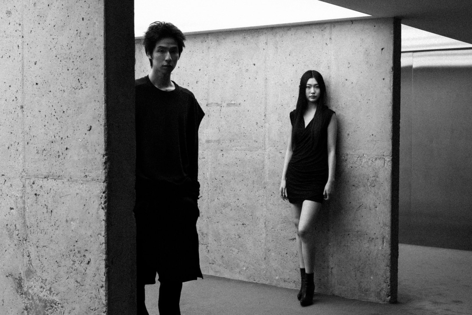 Thom Krom, il layering monocromo della campagna.
