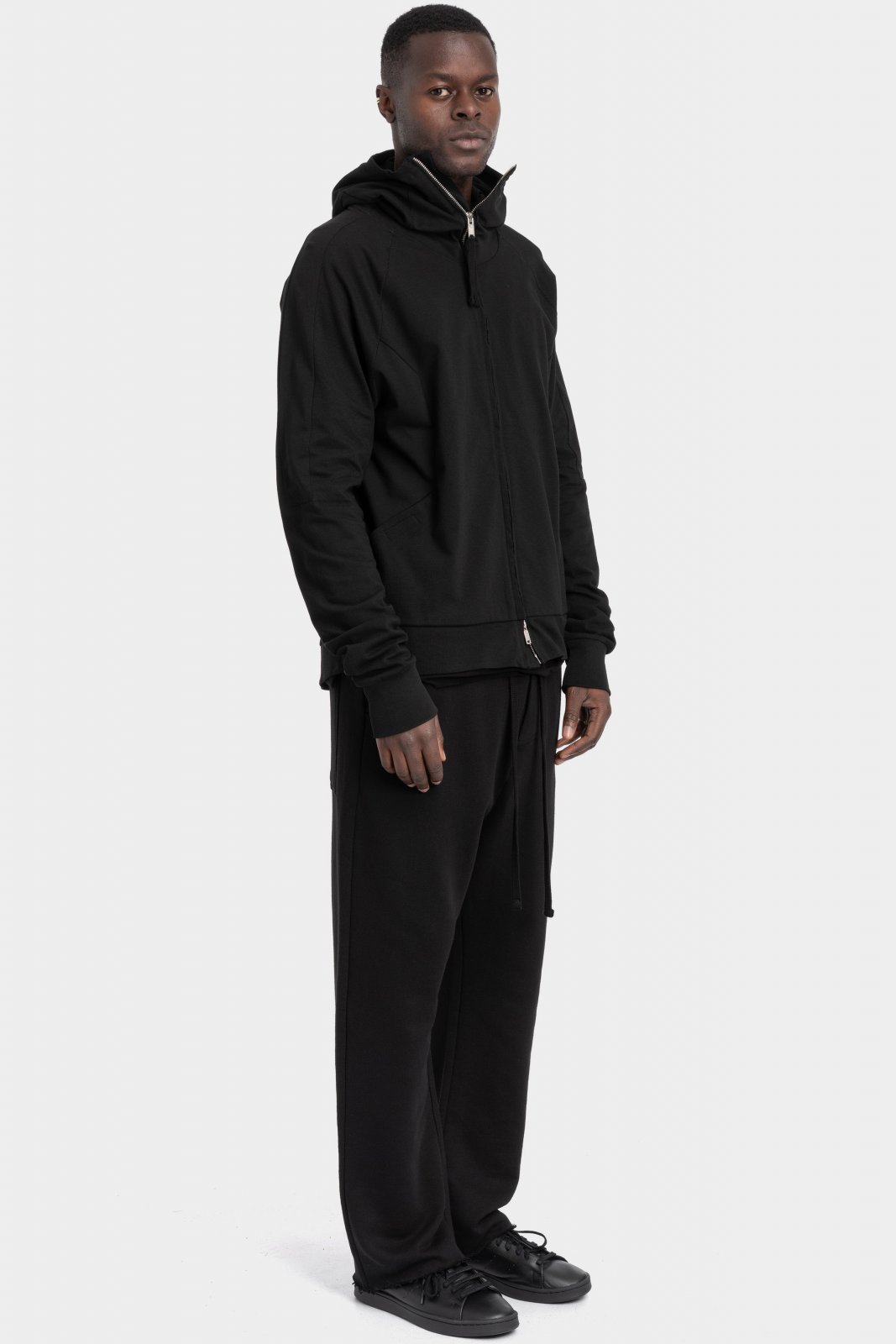 Thom Krom, un look indossato dalla collezione.