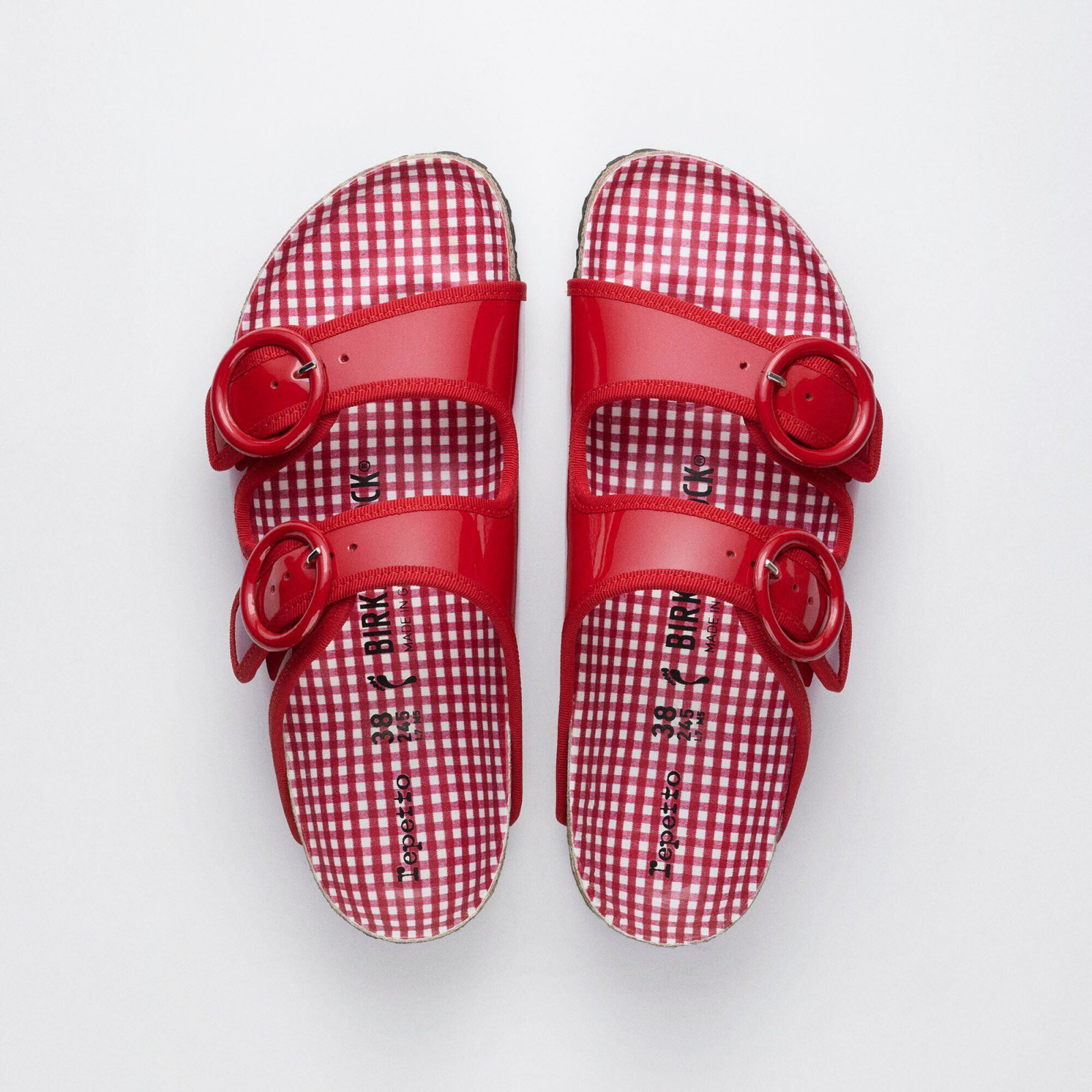 Birkenstock x Repetto, l'Arizona in pelle verniciata Flame Red.