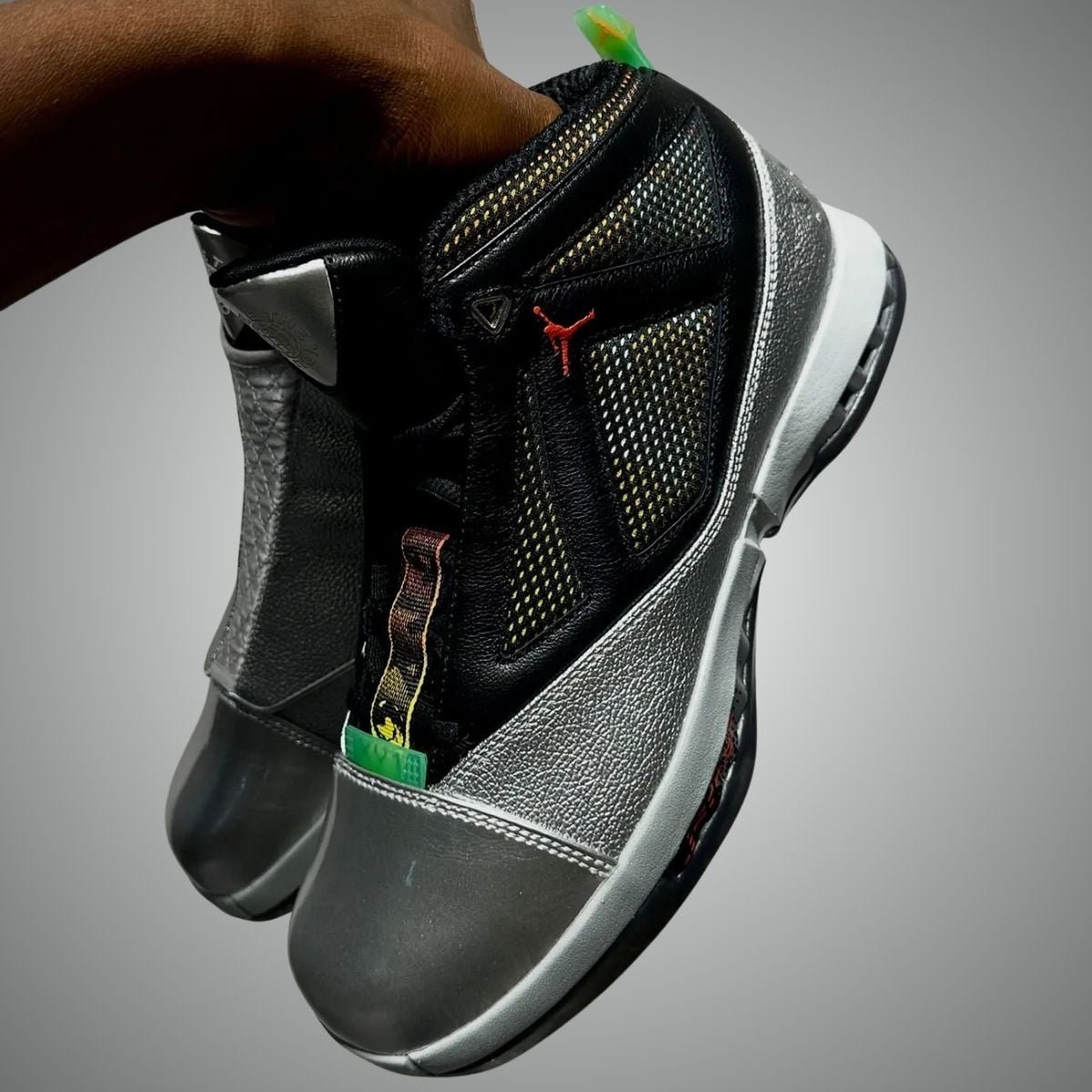 La Jordan 16 Free The Youth senza shroud: mesh nera, sottostrato multicolore e Jumpman rosso. Foto via SneakerFiles.
