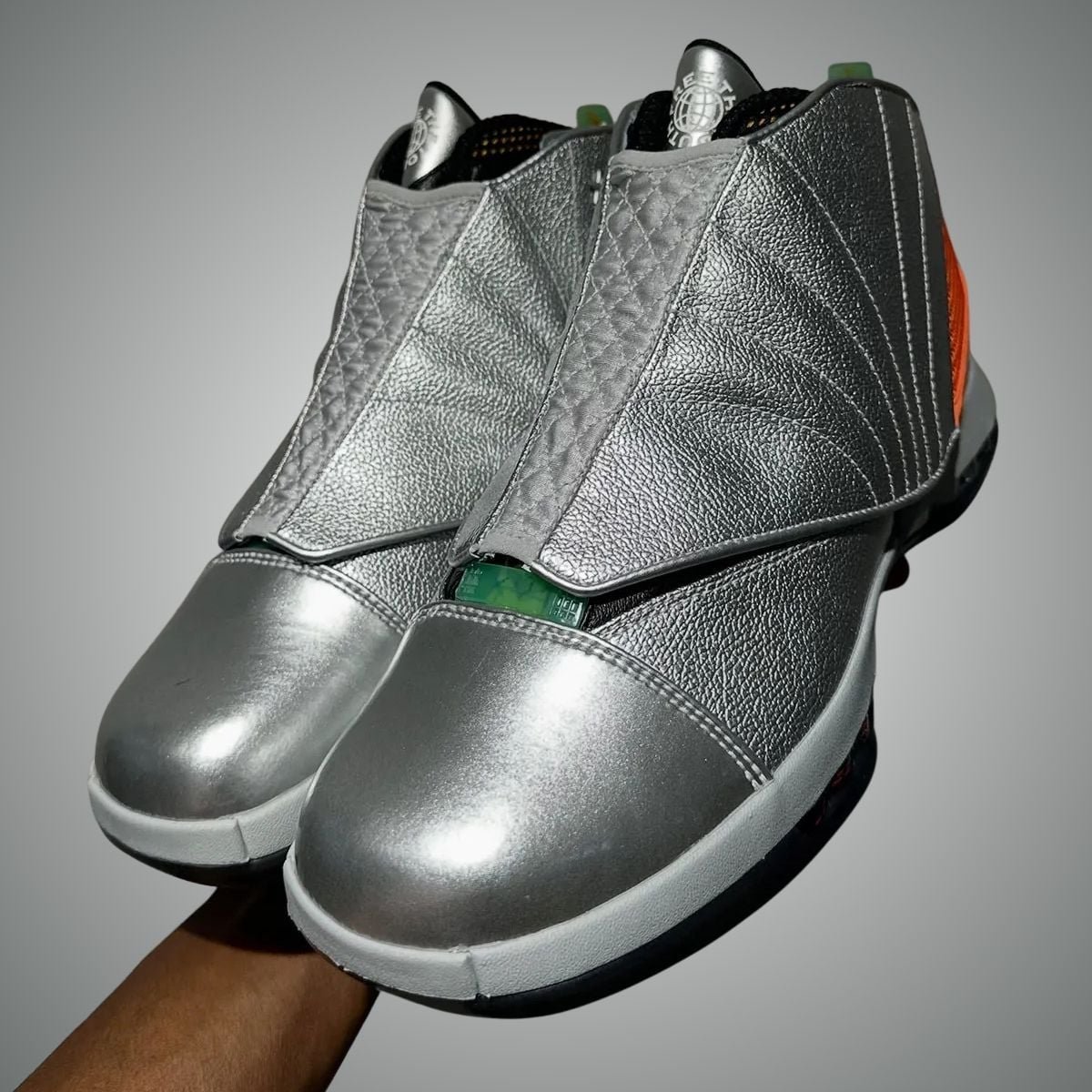 La Free The Youth x Air Jordan 16, estate 2026: pelle martellata argento e tab verde acido. Foto via SneakerFiles.