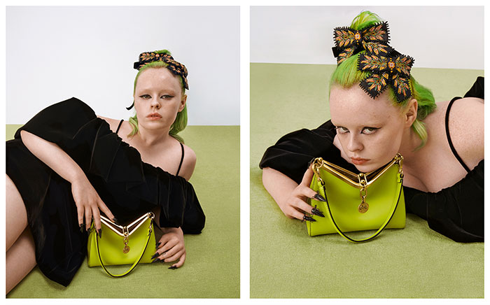 Detail of the Mini Vela Bag V-shaped clasp with chain