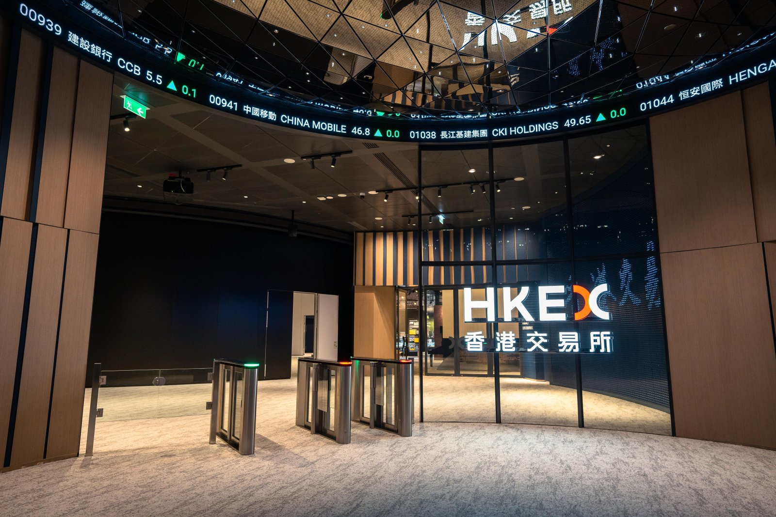 La Connect Hall di HKEX a Exchange Square, Hong Kong: è qui che le matricole suonano il gong del debutto. Courtesy of HKEX