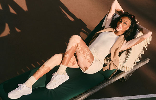 Winnie Harlow indossa le nuove sneakers PUMA Cali Court