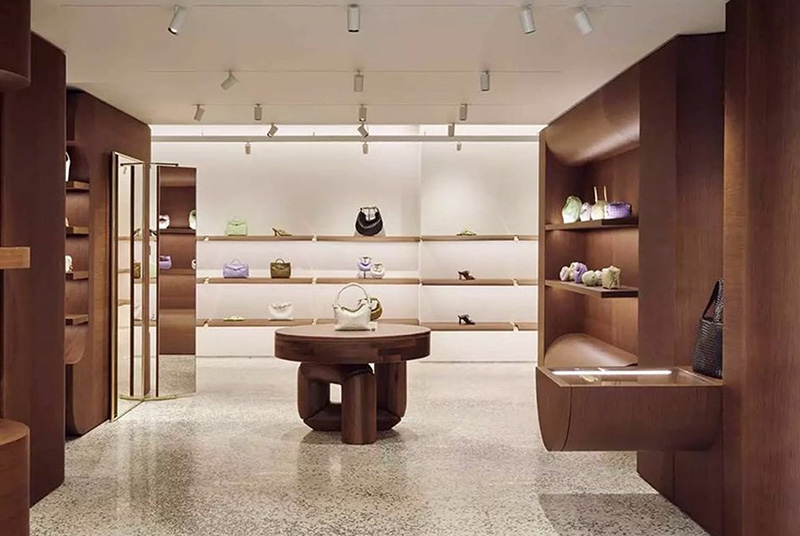 Pavimento in pietra blu ispirato a Venezia nello store Bottega Veneta