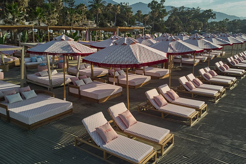 Chiringuito Beach Club di Marbella rivestito con stampe e colori Fendi