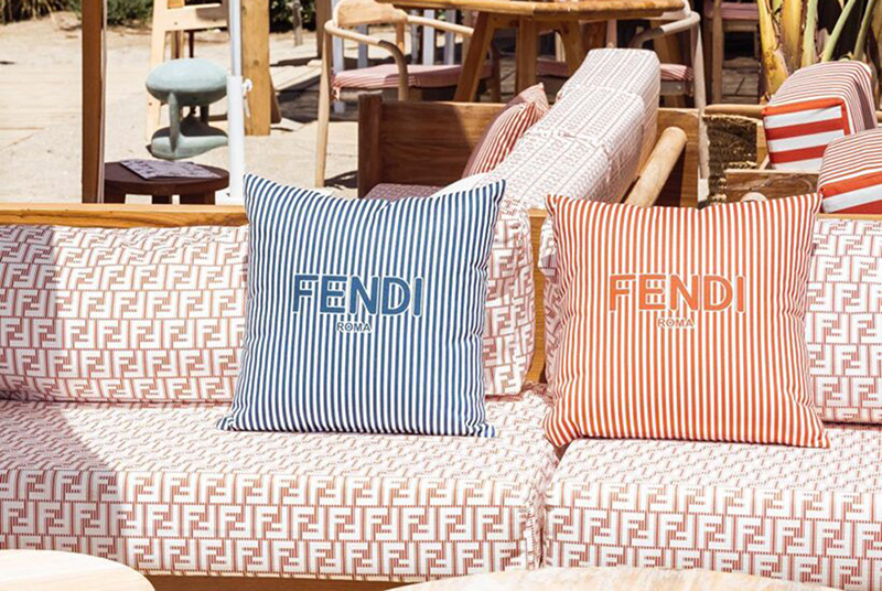 Pop up store Fendi al Puente Romano Beach Resort con borse iconiche