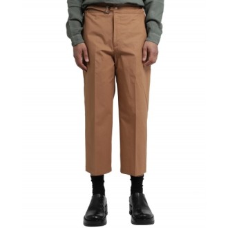 CostumeIn brown trousers