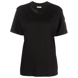 MONCLER T-shirt nera in cotone con logo Moncler sulla manica