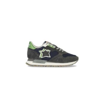 Sneakers DRACO ATICHOKE di ATLANTIC STARS, da uomo, colore verde. Modello realizzato in suede grigio e inserti di colore blu. Dettaglio linguetta con logoin sughero. Stelle del brand laterali. Suola in gomma. 