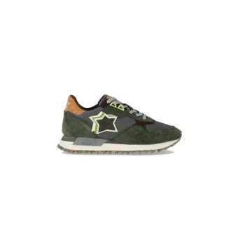 Sneakers DRACO TREKKING di ATLANTIC STARS, da uomo, colore verde. Modello realizzato in suede, con inseti in nylon grigio e in pelle di colore marrone. Caratterizzato da linguetta e tallone con dettaglio logo in sughero. Suola in gomma. 