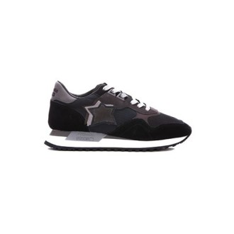 Sneakers DRACO DARKEST di ATLANTIC STARS, da uomo, colore nero. Modello realizzato in suede, con inseti in nylon grigio e in pelle di colore marrone. Caratterizzato da linguetta e tallone con dettaglio logo in sughero. Suola in gomma. 