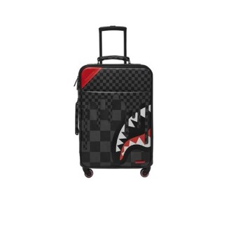 Valigia di SPRAYGROUND, colore nero. Modello realizzato in pelle vegana.  Telaio con cerniera YKK. Tasca esterna anteriore. Logo in rilievo. Top e manici in ecopelle. Caratterizzato internamente da tasche e scomparti multipli, con zip e in rete. Fode