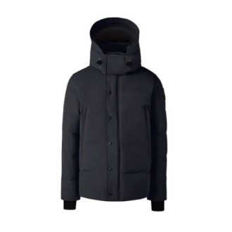 Giubbino WYNDHAM, di CANADA GOOSE, da uomo, colore blu. Modello imbottito con cappuccio. Caratterizzato da quattro tasche esterne con chiusura a zip e cappuccio imbottiro rimovibile. Polsini in maglia. Chiusura con zip. Vestibilità regolare. 