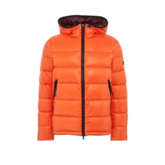Giubbino HONOVA CY 01, di PEUTEREY, da uomo, colore arancione. Modello realizzato in nylon ripstop, con trapunte orizzontali. Caratterizzato da due tasche laterali con zip e cappuccio con coulisse elastiche regolabili. Chiusura con zip a doppio cursore. V