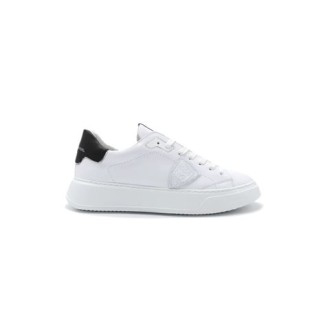 Sneakers TEMPLE di Philippe Model, da uomo, colore bianco. Modello con tomaia in pelle di vitello colore nero. Parte posteriore con logo e suola tono su tono. Caratterizzato dal logo scudetto sul lato della scarpa. 