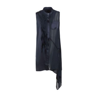 Camicia TWILIGHT, di High, da donna, colore blu. Modello asimmetrico, colletto alla coreana e senza maniche. Trasparente. Taschino da un lato e rouges dall'altro lato, nella parte frontale. Coulisse incorporata regolabile. Vestibilità regolare. 