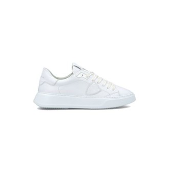 Sneakers TEMPLE di Philippe Model, da uomo, colore bianco. Modello con tomaia in pelle di vitello colore nero. Parte posteriore con logo e suola tono su tono. Caratterizzato dal logo scudetto sul lato della scarpa. 