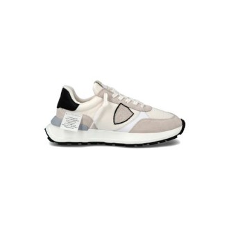 Sneakers ANTIBES di Philippe Model, da uomo, colore nero. Modello con tomaia in pelle di vitello colore nero. Parte posteriore con logo e suola a contrasto. Caratterizzato dal logo scudetto sul lato della scarpa. 