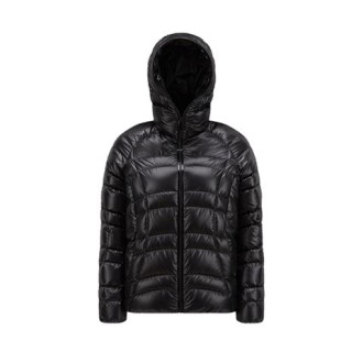 Giubbino NARLAY, di Moncler, da donna, colore nero. Modello realizzato in micro ripstop lucido riciclato. Cappuccio con interno con bordo logato e maniche lunghe. Fodera in micro ripstop riciclato. Imbottitura in piuma. Chiusura con zip e t